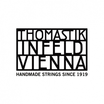 Artysta gra na strunach Thomastik-Infeld
